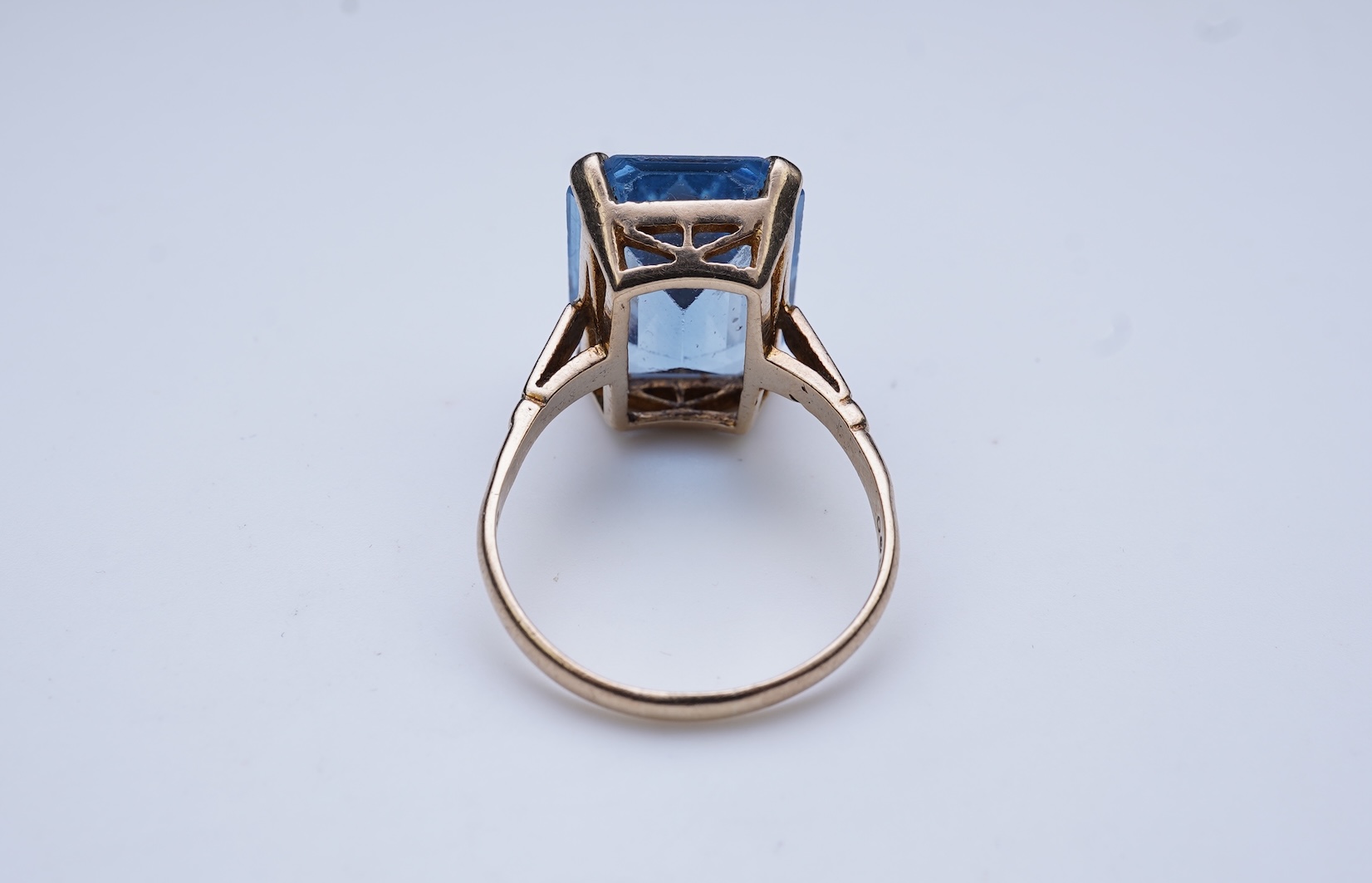 A synthetic blue spinel ring